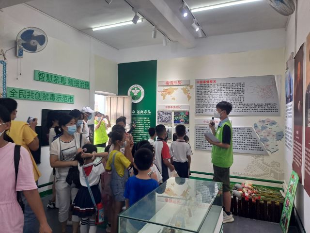 三鄉(xiāng)鎮(zhèn)開(kāi)展“拒絕毒品，你我同行“禁毒教育基地參觀活動(dòng)照片1.jpg