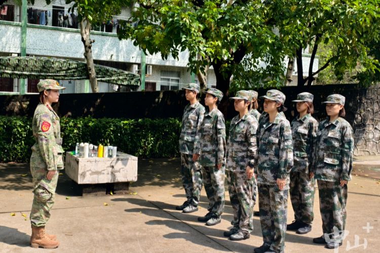 中山“準女兵”接受封閉式集訓
